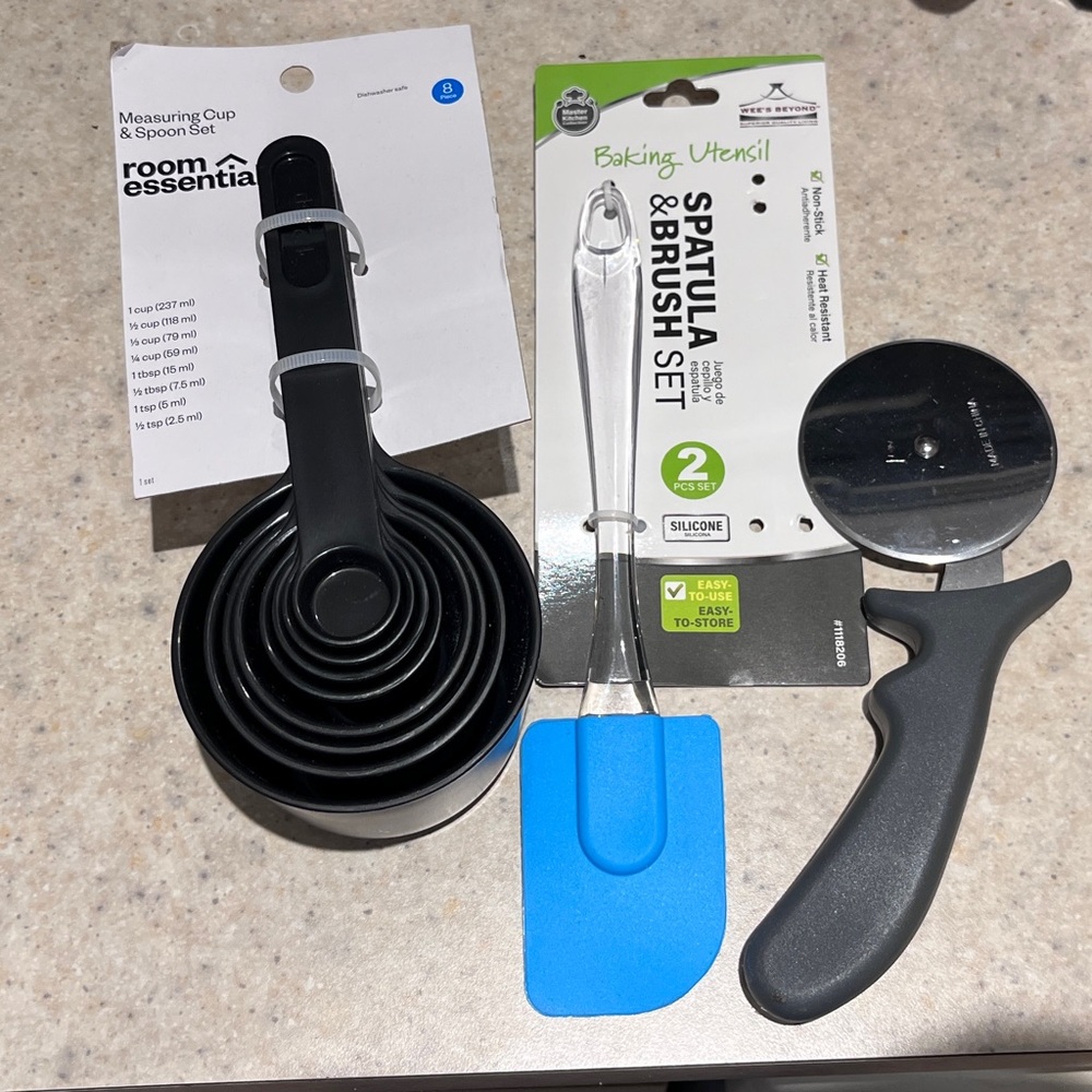 Room Essentials Measuring Cups, Blue Spatula and Pizza Cutter Set